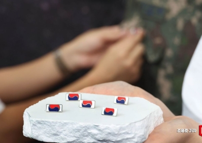 [포토] ‘K9 자주포’ 철로 만든 호국 영웅 태극기 배지