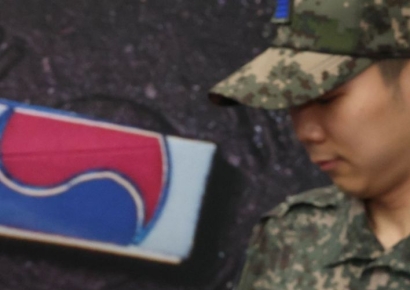 [포토] 6.25 전사자 찾기 태극기 배지 다는 군인