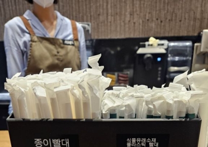 스타벅스, 7년 만에 '플라스틱 빨대' 제공한다…"식물 유래 소재"