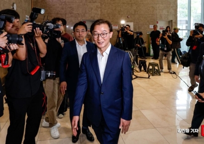 [포토] 인사청문 준비 사무실 출근하는 전재수 해수부 장관 후보자