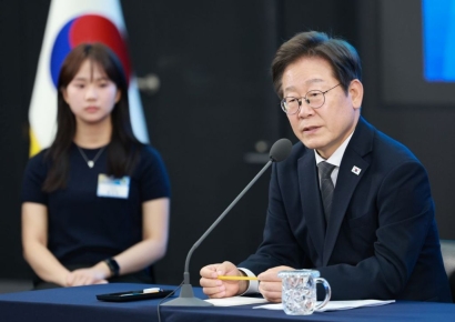 국립 소록도병원 방문한 李대통령 "사회적 편견 없어져야"