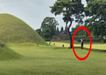 경주 왕릉서 골프연습한 남성…지켜본 외국인 관광객 '경악'