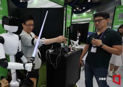 [포토] 전자의수 로봇 시연하는 참가업체