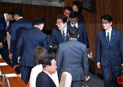 권성동 팔 툭 친 李대통령…권성동 "총리 임명 안 된다 말했더니..."