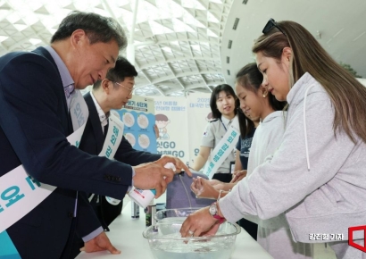 [포토]여행객들에게 올바른 손 씻기 알리는 이학재 사장