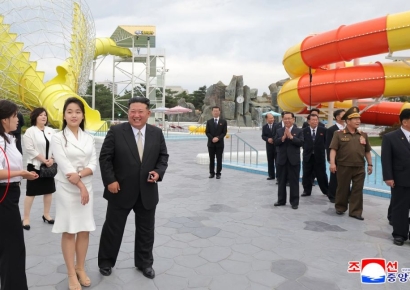 1년 반만에 모습 드러낸 리설주…바지 차림에 어깨엔 '구찌백'