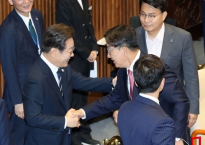 [포토] 권성동 국민의힘 의원과 인사하는 이재명 대통령