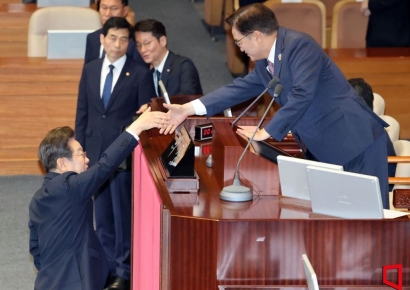 [포토] 국회의장과 악수하는 이재명 대통령