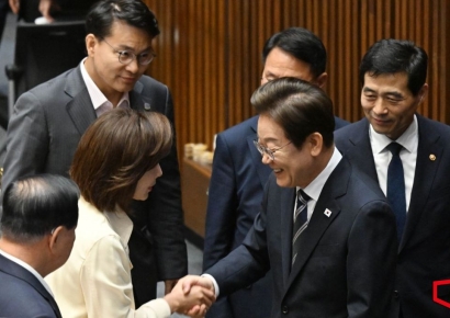 [포토] 나경원 의원과 악수하는 이재명 대통령