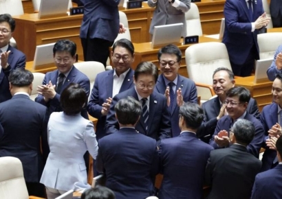 [포토] 단상 이동하며 의원들과 인사하는 이재명 대통령