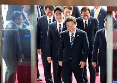 [포토] 국회 본회의장으로 이동하는 이재명 대통령