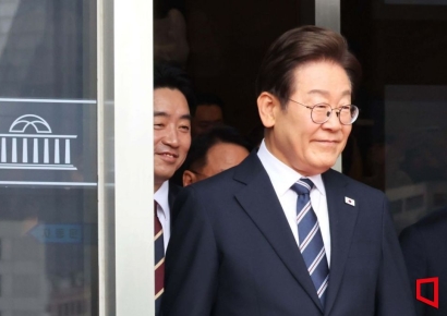 [폴폴뉴스]李대통령 첫 지지율 64%…87년 이래 역대 4번째