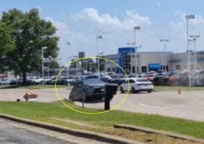 너무 더워서 차가 날았다고요?…무슨 일인가 봤더니