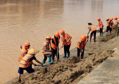 쇼핑몰도 잠겼다…30년 만에 최악 홍수에 주민 8만명 대피한 中
