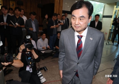 [포토] 소감 밝히고 사무실 들어가는 안규백 후보자 