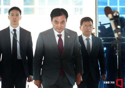 [포토] 첫 출근하며 인사하는 안규백 후보자 