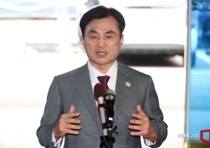 [포토] 취재진 질문에 답하는 안규백 후보자 