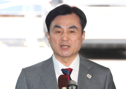 [포토] 취재진 질문에 답하는 안규백 후보자 