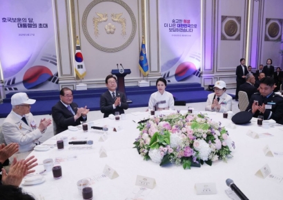 국가 유공자·보훈 가족에 90도 고개 숙인 李대통령 "각별한 관심과 보상·예우"