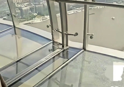 "뭔가 터지는 소리 들려" 고층 전망대에 균열 발견…"조치 취해 안전"