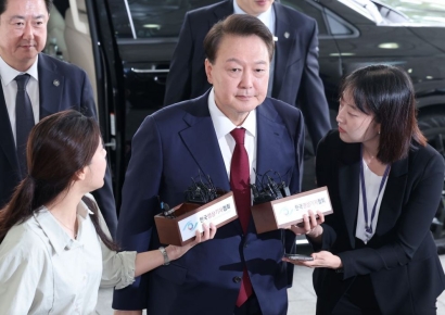 지하주차장 출입 포기하고 말없이 입장…尹, 내란특검 공개 출석