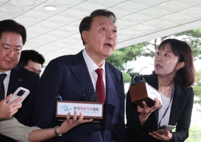 내란 특검, '체포저지'부터 조사 시작…출석하며 입 꾹 다문 尹