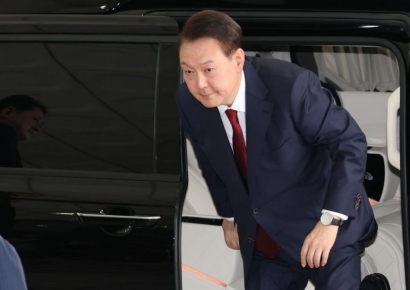 내란 특검 "尹, 10여분 면담 후 조사 시작…외환 혐의도 포함"