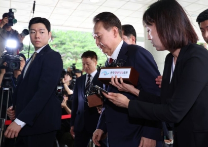 내란특검 "尹 오전 조사 종료…체포방해 마무리되면 국무회의·외환 조사"