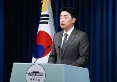 李대통령, 국정원 1차장에 이동수, 2차장에 김호홍 임명