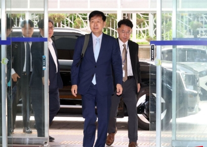 [포토] 사무실 들어서는 구윤철 장관 후보자