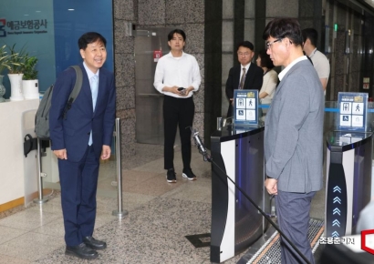 [포토] 출근하며 인사하는 구윤철 후보자