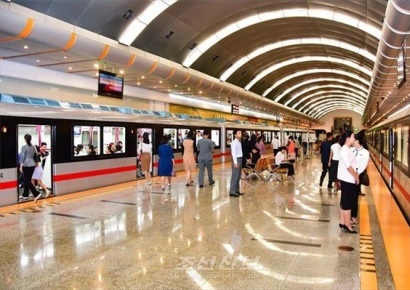 '놀랍다' 사진만 보고 서울역인 줄…김정은 지시에 확 바뀐 평양 지하철