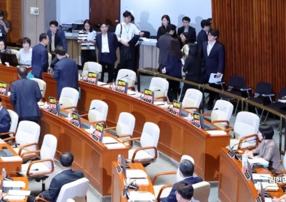 [포토] 국회 예결위, 추경 심사 시작 … 野 '졸속 처리' 지적하며 퇴장
