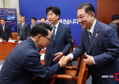 [포토] ‘상법 개정’ 간담회 깜짝 방문한 김병기 직무대행