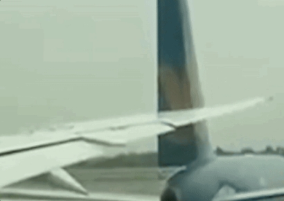 칼로 자르듯 꼬리가 '쓰윽'…베트남서 항공기 두 대 아찔한 충돌