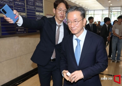 [포토] 인사청문회 준비 사무실 출근하는 정성호 후보자