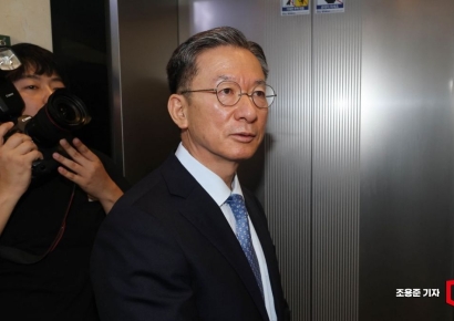 [포토] 승강기 기다리는 정성호 후보자