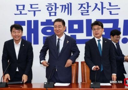 [포토] 원내대책회의 참석하는 김병기 대행