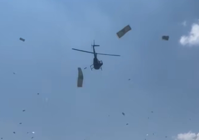 헬기 타고 현금·장미꽃 뿌린 아들들…"아버지 추모하려고"