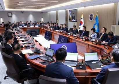 李대통령 "주식시장, 대체 투자수단으로 자리 잡는 것 같다"