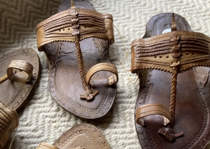 "우리 문화 훔쳤다" 발끈…명품 프라다 신상 샌들에 뿔난 인도