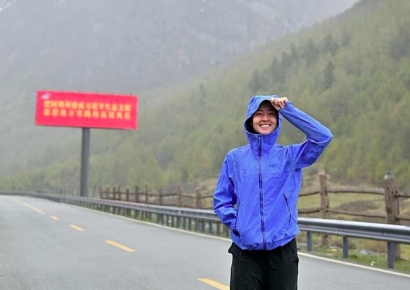 1년간 2만 원 쓰고 세계 일주한 여성…"비결은 400번의 엄지척"