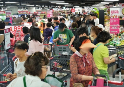 국내산 삼겹살 1245원, 치킨 3480원…"우리가 더 싸요" 대형마트 '초저가 전쟁'