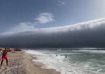 "쓰나미 몰려오는 줄"…두루마리 같은 거대 구름에 해변 거닐다 '깜짝'