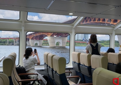 [르포]"뻥 뚫려서 좋아요"…처음 시민 태운 한강버스