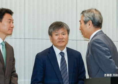 [포토] 특검보와 대화하는 민중기 특별검사