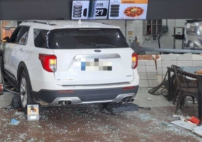 밥 먹다가 '날벼락'…휴게소 식당가로 돌진한 SUV에 16명 부상 