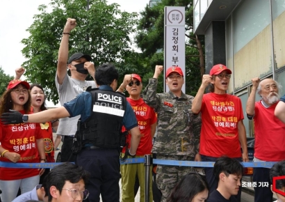 [포토] 임성근에 항의하는 해병대예비역들