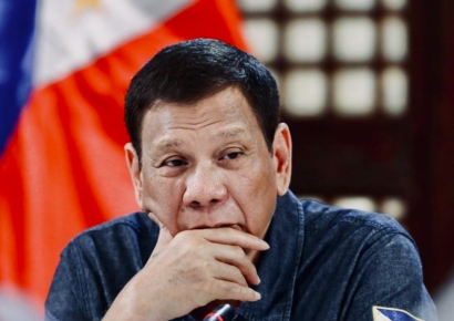 13명 여친들에 "카드 많은 남친 찾아"…두테르테 옥중 메시지