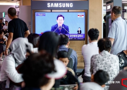 [포토] 이재명 대통령 취임 30일 기자회견 보는 시민들